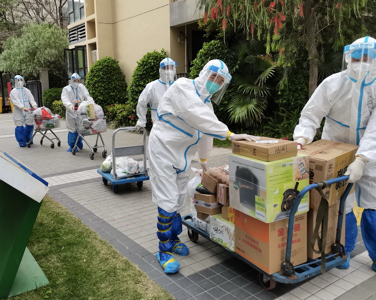 1647675781122813.jpg 赤湾物业为住户运送物资_调整大小.jpg