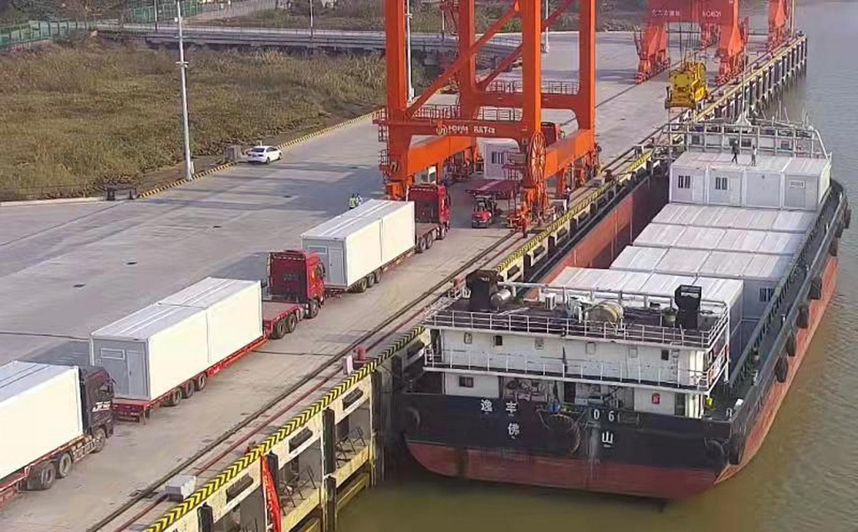 1647676758253306.jpg 抵达香港码头_调整大小.jpg