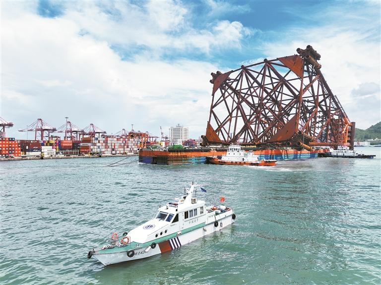 2024.06.11 万吨级西江30-2DPPB平台导管架从深圳赤湾建造场地顺利出港。 深圳特区报记者 胡蕾 通讯员 潘雅吉 摄.jpg
